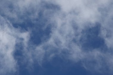 Gökyüzündeki fırtınalı kara bulutlar