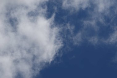 Gökyüzündeki fırtınalı kara bulutlar