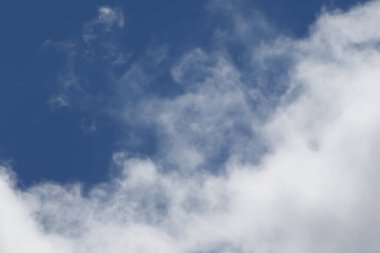 Gökyüzündeki fırtınalı kara bulutlar