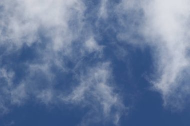 Gökyüzündeki fırtınalı kara bulutlar