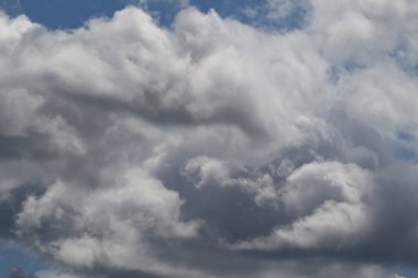 Gökyüzündeki fırtınalı kara bulutlar