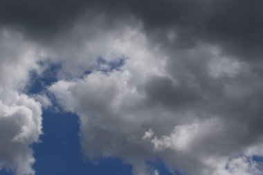 Gökyüzündeki fırtınalı kara bulutlar