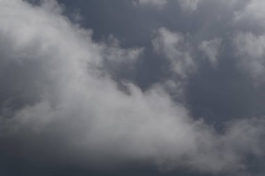 Gökyüzündeki fırtınalı kara bulutlar