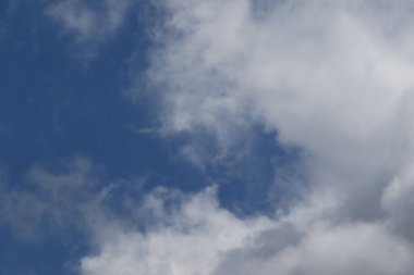 Gökyüzündeki fırtınalı kara bulutlar