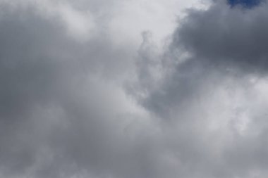 Gökyüzündeki fırtınalı kara bulutlar