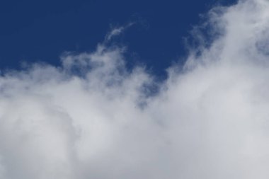 Gökyüzündeki fırtınalı kara bulutlar