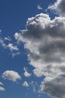 Gökyüzündeki fırtınalı kara bulutlar