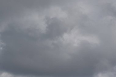 Gökyüzündeki fırtınalı kara bulutlar