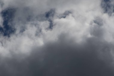 Gökyüzündeki fırtınalı kara bulutlar