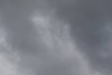 Gökyüzündeki fırtınalı kara bulutlar