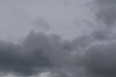 Gökyüzündeki fırtınalı kara bulutlar