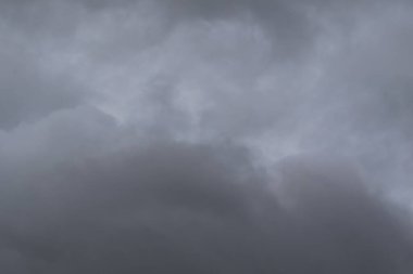 Gökyüzündeki fırtınalı kara bulutlar