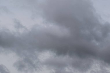 Gökyüzündeki fırtınalı kara bulutlar