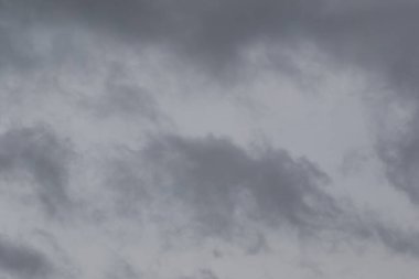 Gökyüzündeki fırtınalı kara bulutlar