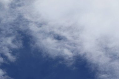 Gökyüzündeki fırtınalı kara bulutlar