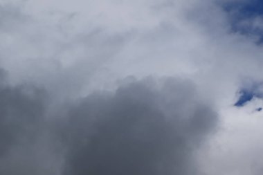 Gökyüzündeki fırtınalı kara bulutlar