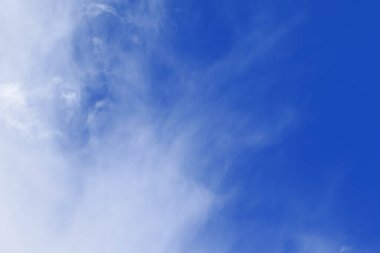 Gökyüzündeki fırtınalı kara bulutlar