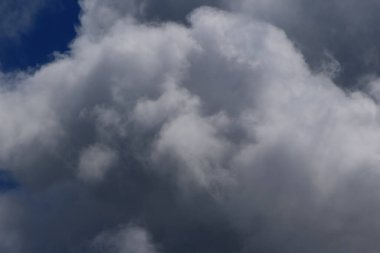 Gökyüzündeki fırtınalı kara bulutlar