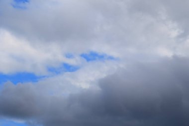 Gökyüzündeki fırtınalı kara bulutlar