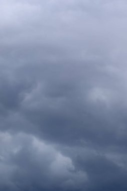 Gökyüzündeki fırtınalı kara bulutlar