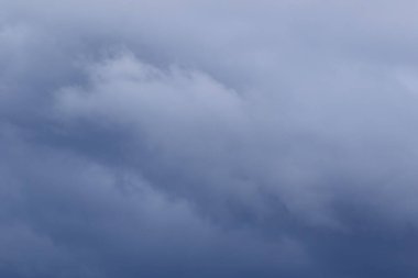 Gökyüzündeki fırtınalı kara bulutlar