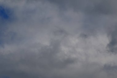 Gökyüzündeki fırtınalı kara bulutlar