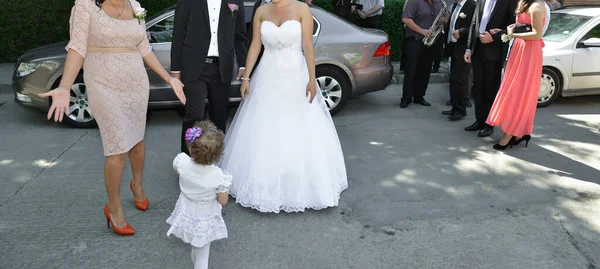 Convidados Casamento Estão Dançando Rua — Fotografia de Stock