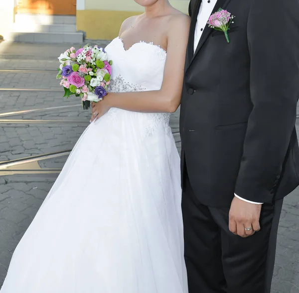 Menyasszony Vőlegény Szabadtéri Fotózás — Stock Fotó