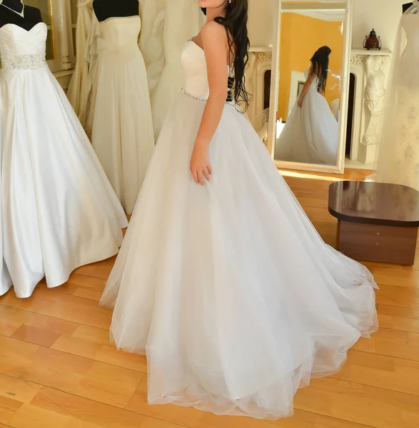 Braut Trägt Ein Weißes Langes Kleid — Stockfoto