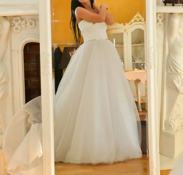 Noiva Vestindo Vestido Longo Branco — Fotografia de Stock