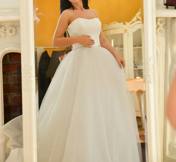 Braut Trägt Ein Weißes Langes Kleid — Stockfoto