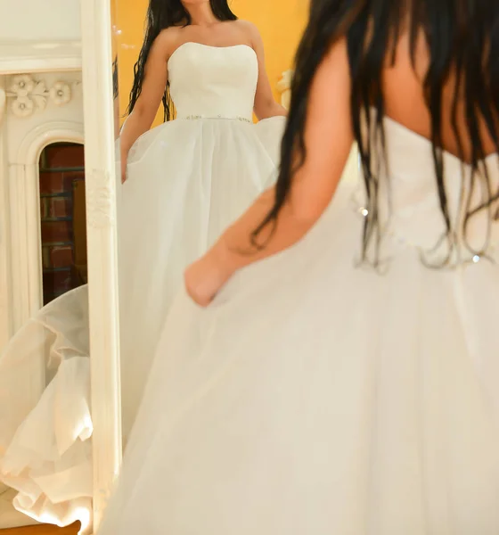 Νύφη Φορώντας Ένα Λευκό Μακρύ Φόρεμα — Φωτογραφία Αρχείου