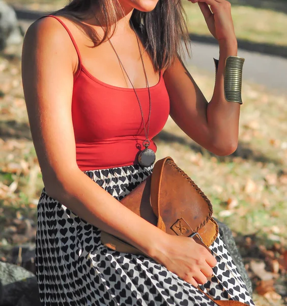 Modelo Vestindo Uma Camisola Vermelha Está Tendo Uma Foto Tiro — Fotografia de Stock