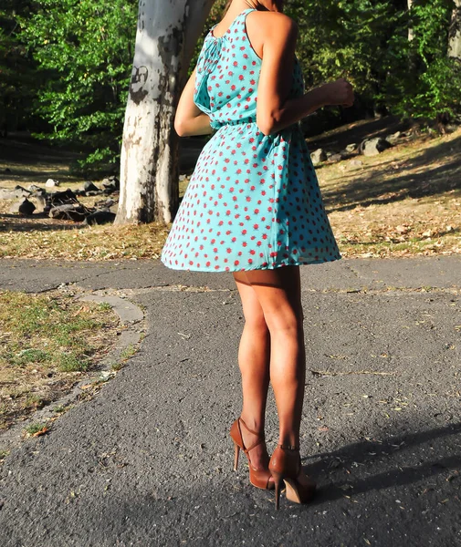Kobieta Dżinsowej Wiosennej Sukience Robi Zdjęcia Parku — Zdjęcie stockowe
