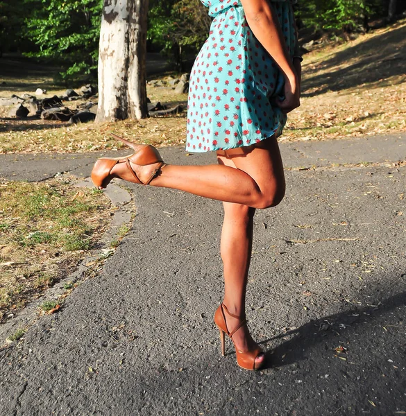 Kobieta Dżinsowej Wiosennej Sukience Robi Zdjęcia Parku — Zdjęcie stockowe
