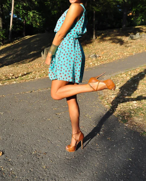 Mujer Con Vestido Mezclilla Primavera Está Teniendo Una Sesión Fotos — Foto de Stock