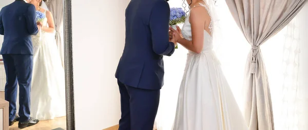 新娘和新郎手握蓝色花束在一起 — 图库照片