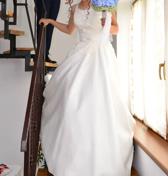Невеста Спускается Лестнице — стоковое фото