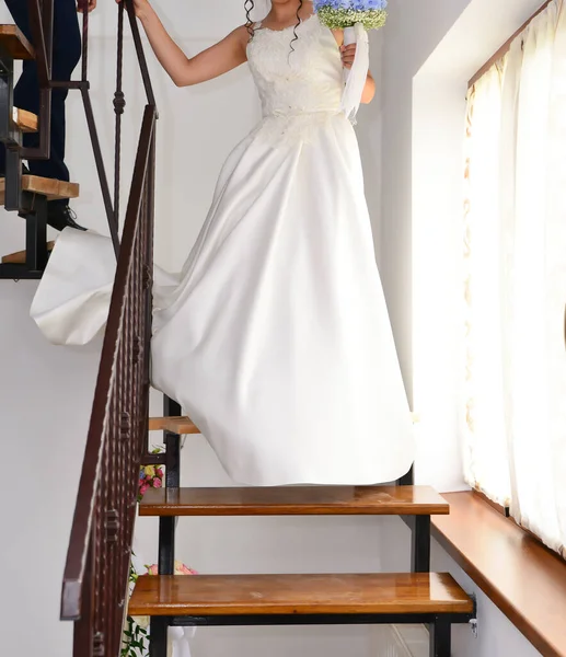 Braut Kommt Die Treppe Hinunter — Stockfoto