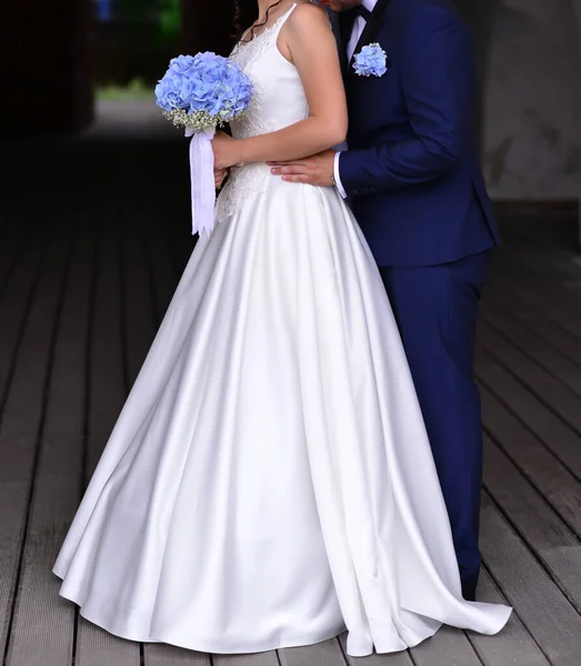 Noiva Noivo Juntos Segurando Buquê Flor Azul — Fotografia de Stock
