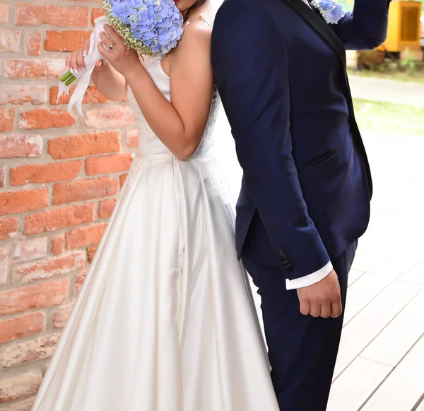 Sposa Sposo Insieme Tenendo Mazzo Fiori Blu — Foto Stock