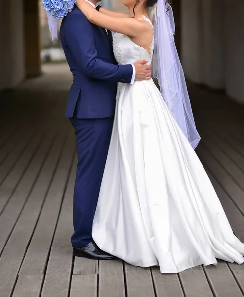 Bride Groom Together Holding Blue Flower Bouquet — Stock Photo, Image