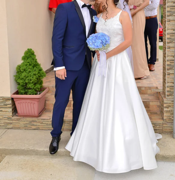 Bride Groom Together Holding Blue Flower Bouquet — Stock Photo, Image