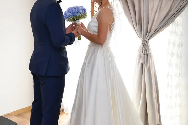 新娘和新郎手握蓝色花束在一起 — 图库照片