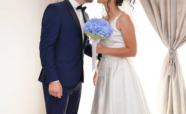 Novia Novio Juntos Sosteniendo Ramo Flores Azul — Foto de Stock