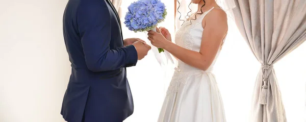 Noiva Noivo Juntos Segurando Buquê Flor Azul — Fotografia de Stock