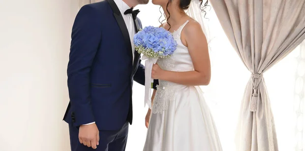 Bride Groom Together Holding Blue Flower Bouquet — Stock Photo, Image