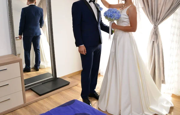 Nevěsta Ženich Společně Drží Modré Kytice — Stock fotografie