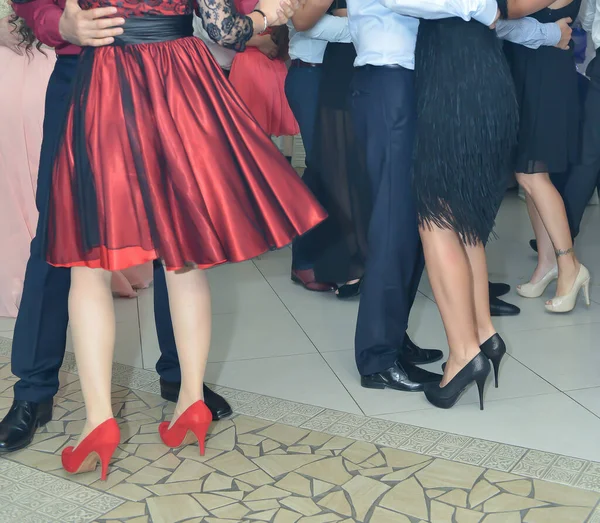 Люди Танцуют Свадьбе Фокус Ногах — стоковое фото