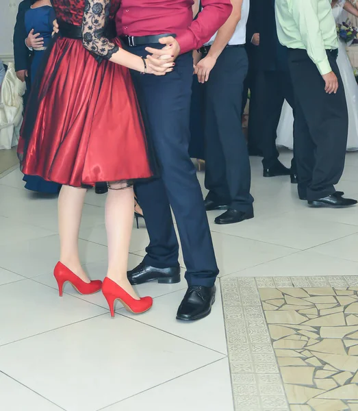 Gente Bailando Fiesta Bodas Centrarse Las Piernas — Foto de Stock